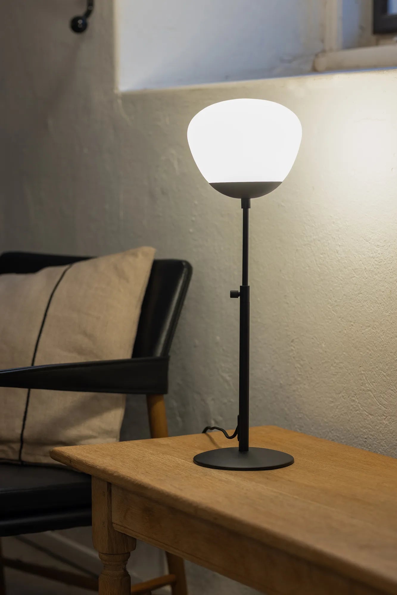 Rise svart bordslampa skandinavisk design stilren belysning | Rise black table lamp minimalist lighting | Rise schwarz