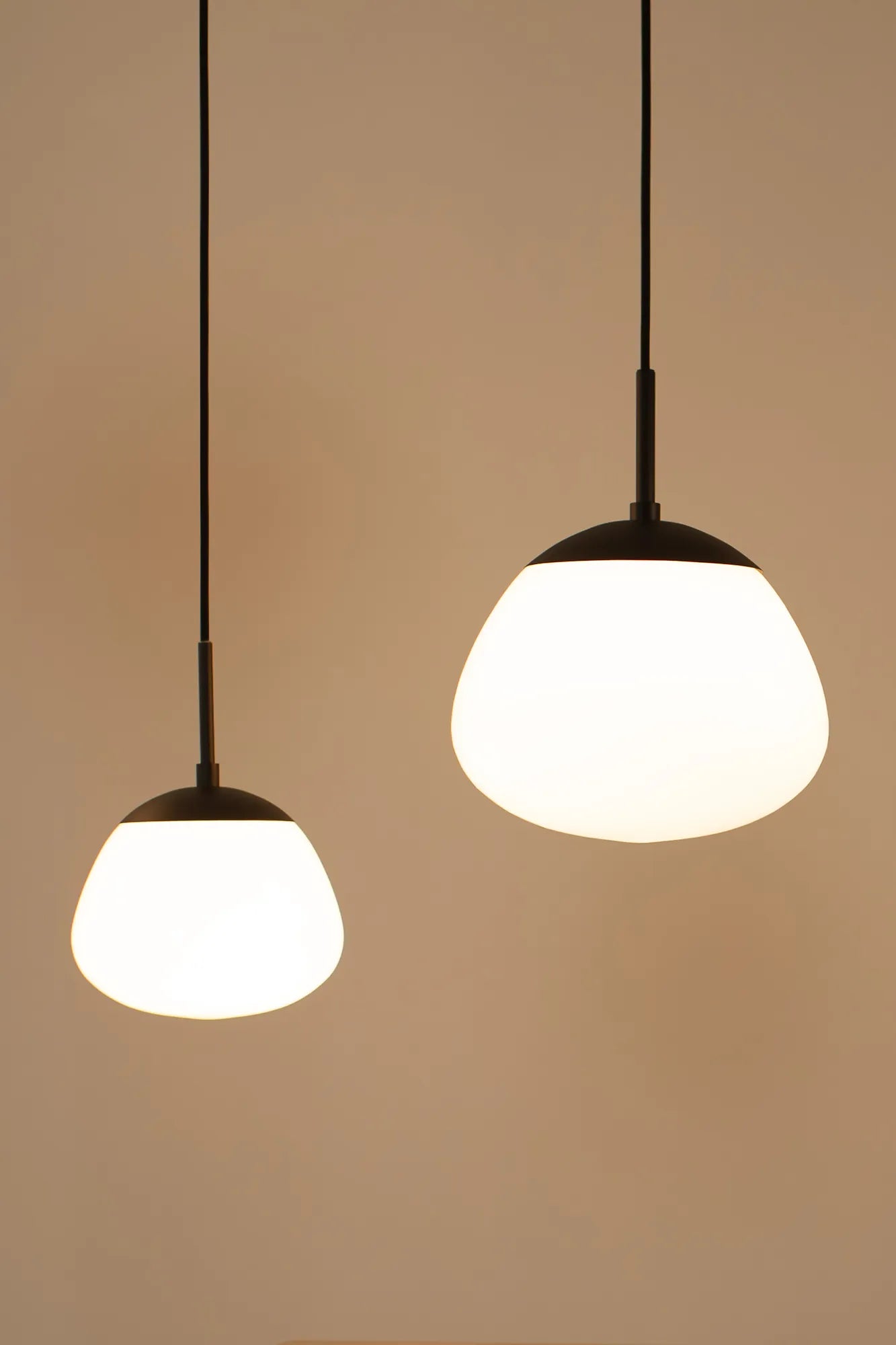 Rise svart fönsterlampa skandinavisk design stilren belysning | Rise black window light minimalist lighting | Rise schwarz