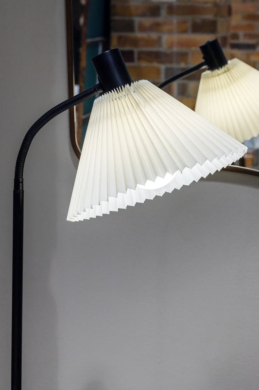 Mira svart golvlampa skandinavisk design | Mira black floor lamp Scandinavian | Mira schwarz Stehlampe skandinavisches Design