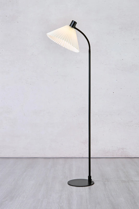 Mira svart golvlampa stilren belysning skandinavisk design | Mira black floor lamp Scandinavian design | Mira schwarz