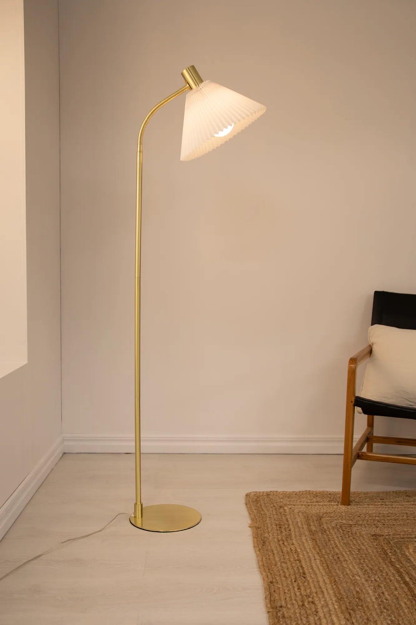 Mira mässing golvlampa belysning | Mira brass floor lamp | Mira Messing Stehlampe
