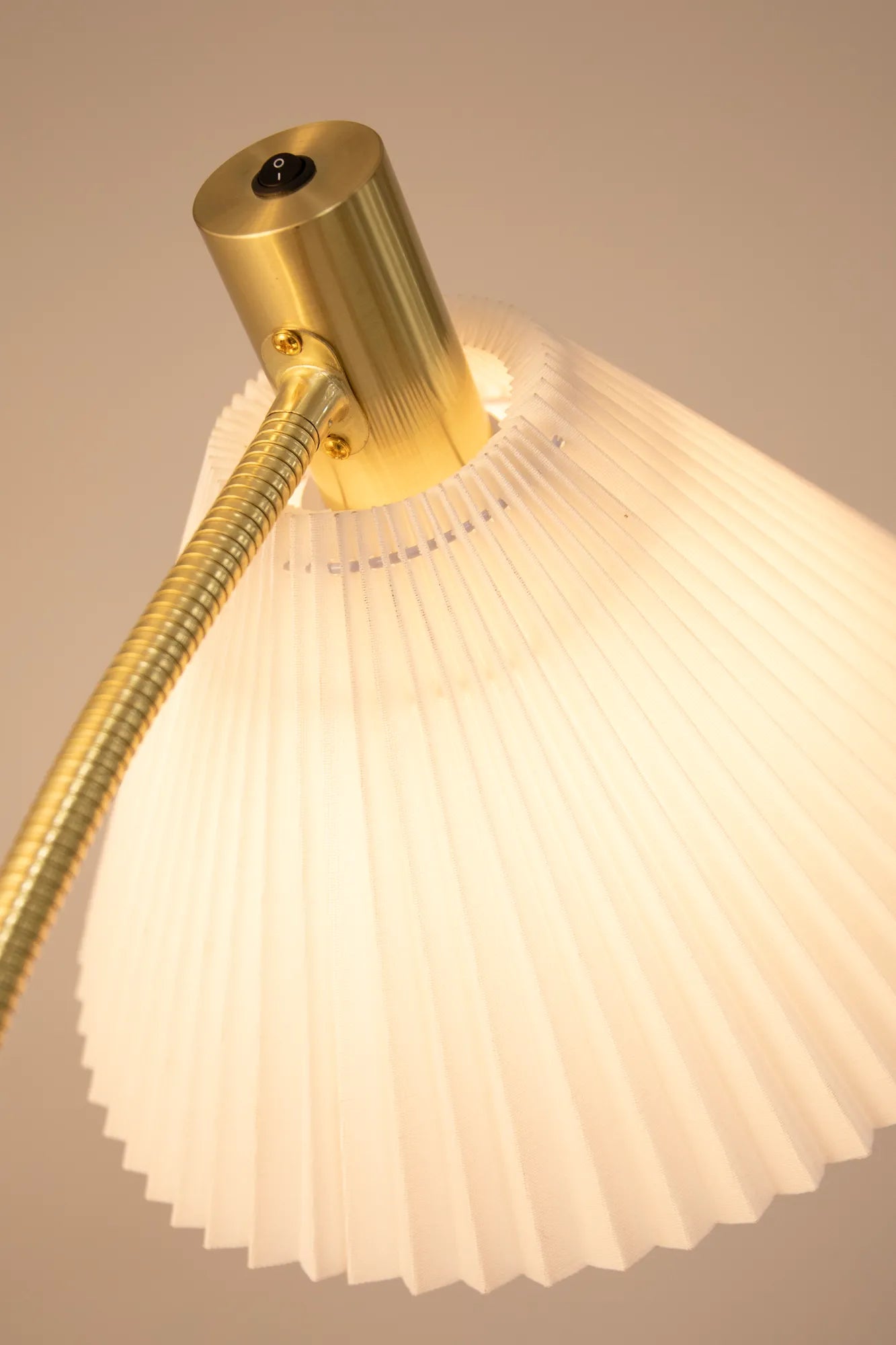 Mira mässing golvlampa skandinavisk design | Mira brass floor lamp | Mira Messing Stehlampe skandinavisches Design