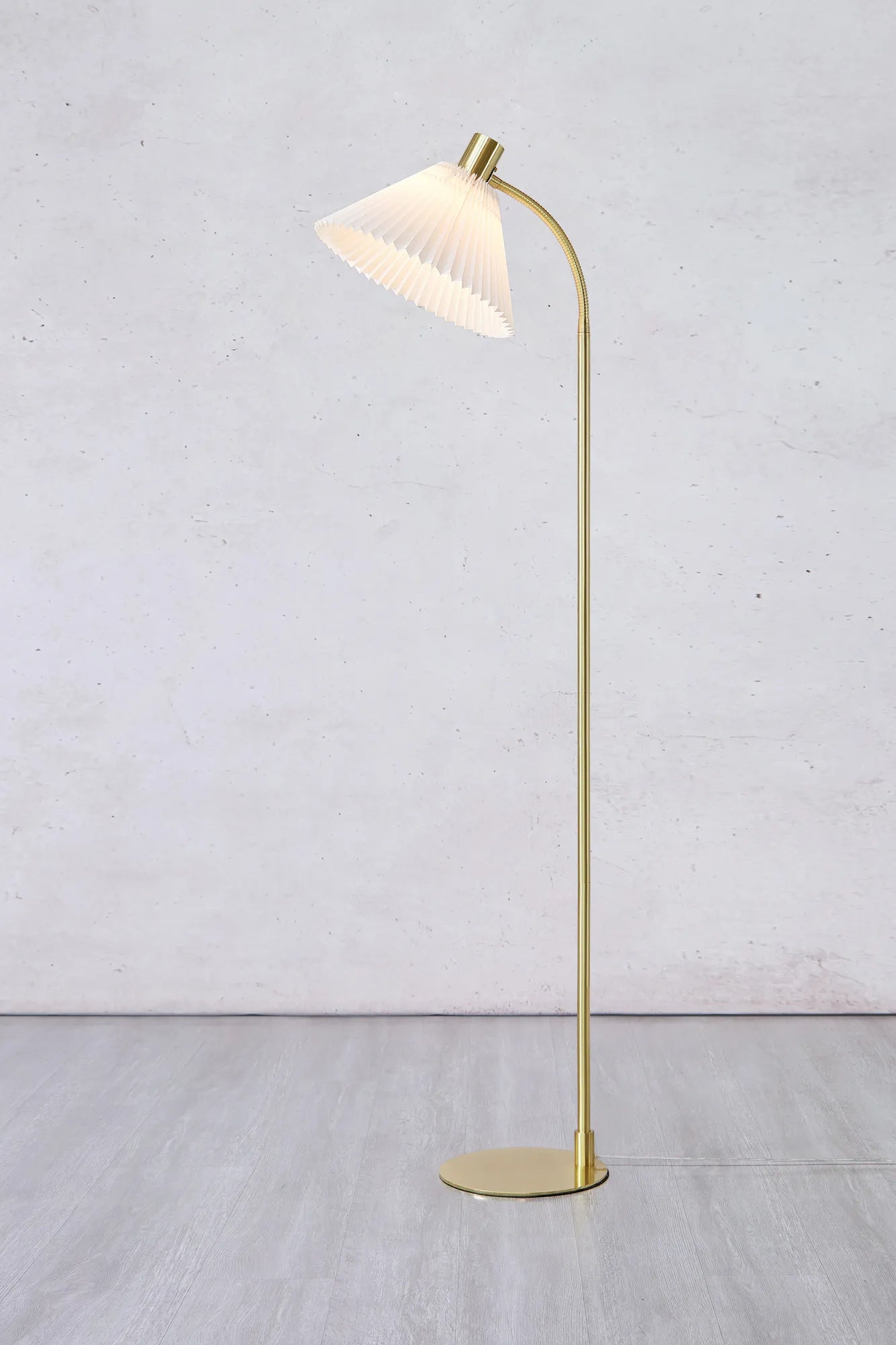 Mira mässing golvlampa stilren belysning | Mira brass floor lamp | Mira Messing Stehlampe minimalistische Beleuchtung