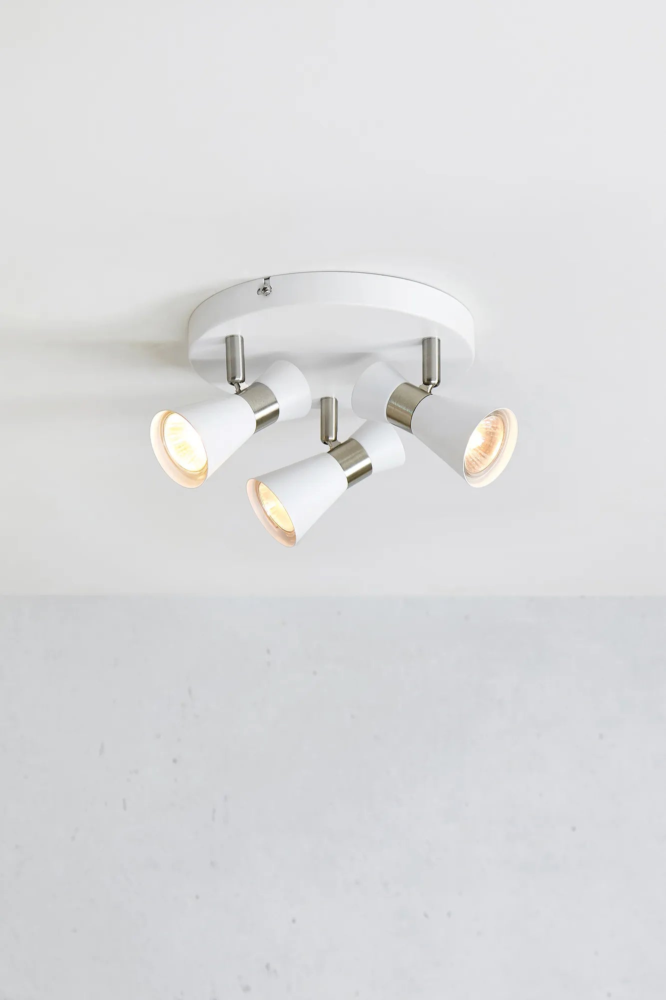 Folie vit taklampa stilren belysning | Folie white pendant lamp | Folie weiß Pendelleuchte minimalistische Beleuchtung