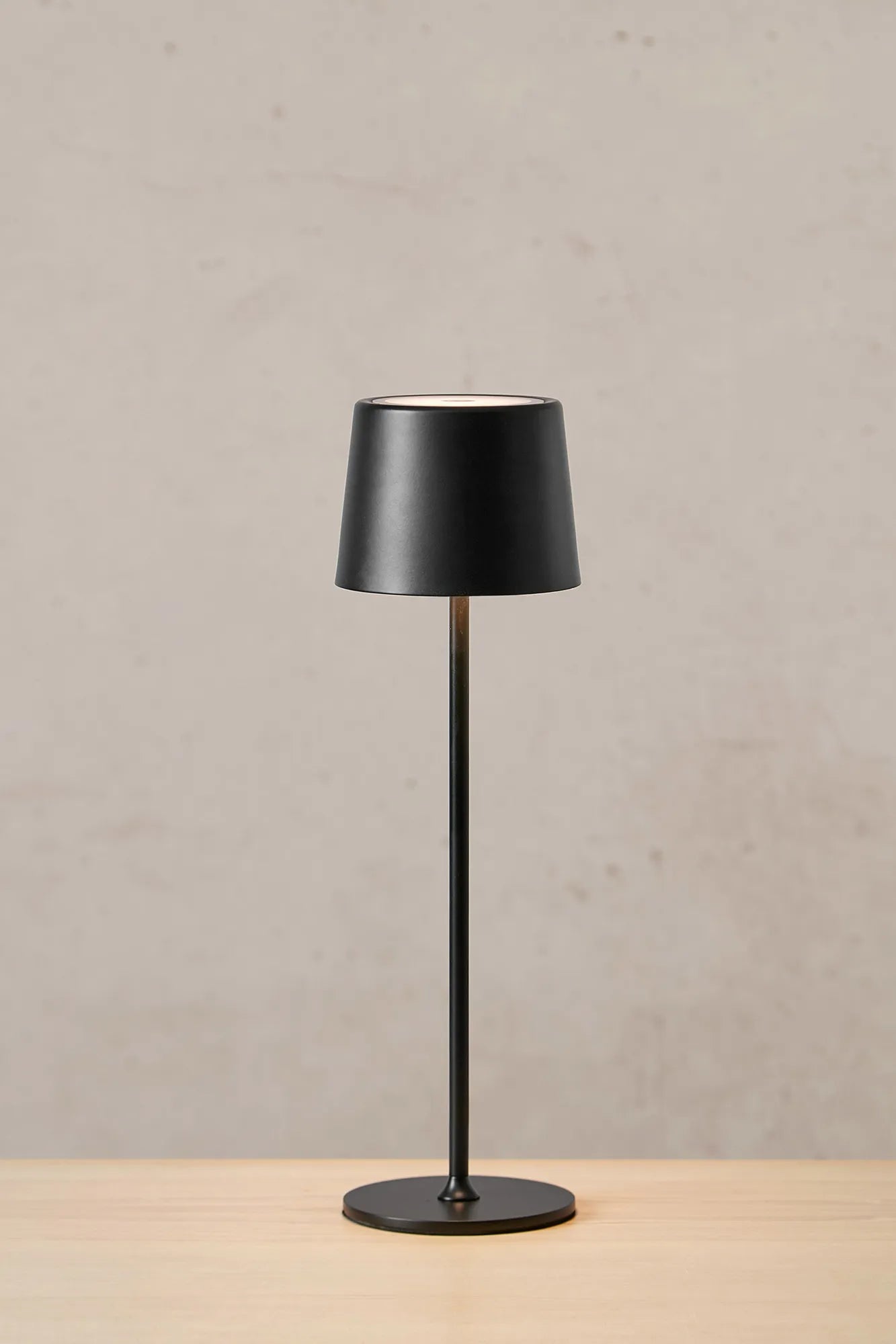 Fiore svart lampa stilren belysning | Fiore black lamp minimalist lighting | Fiore schwarz Lampe minimalistische Beleuchtung