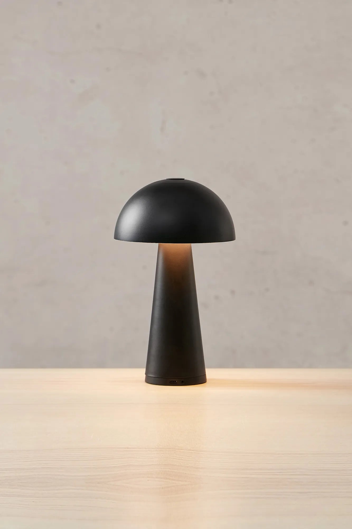 Fungi svart lampa stilren belysning svensk design | Fungi black lamp minimalist lighting Swedish design | Fungi schwarz Lampe
