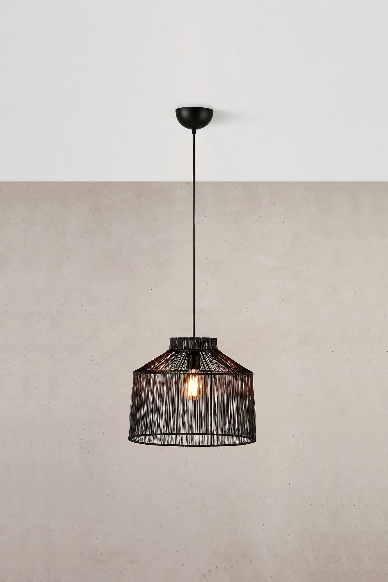 Capanna svart taklampa stilren belysning | Capanna black pendant | Capanna schwarz Pendelleuchte minimalistische Beleuchtung