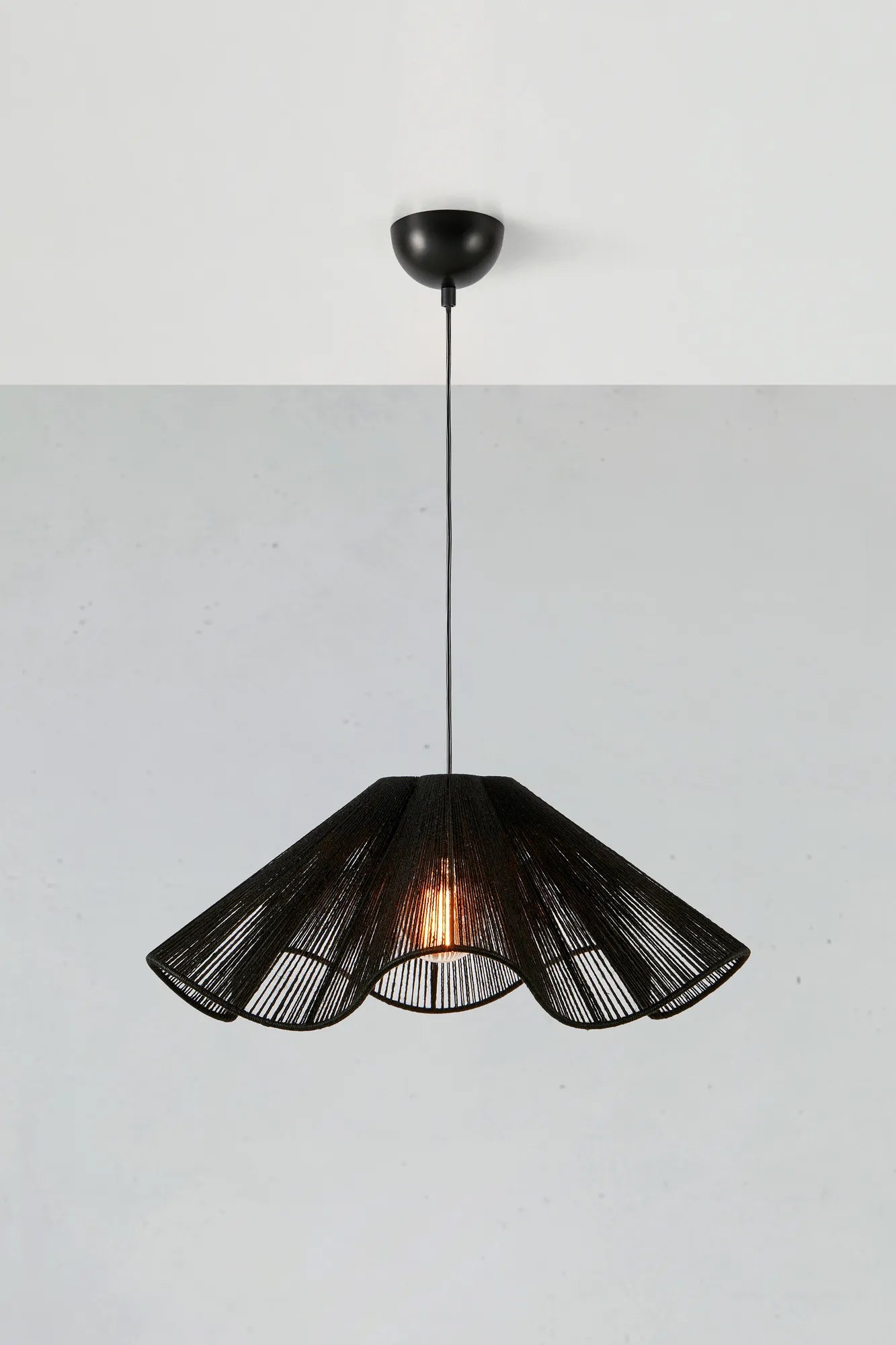 Nami svart taklampa stilren belysning | Nami black pendant lamp | Nami schwarz Pendelleuchte minimalistische Beleuchtung