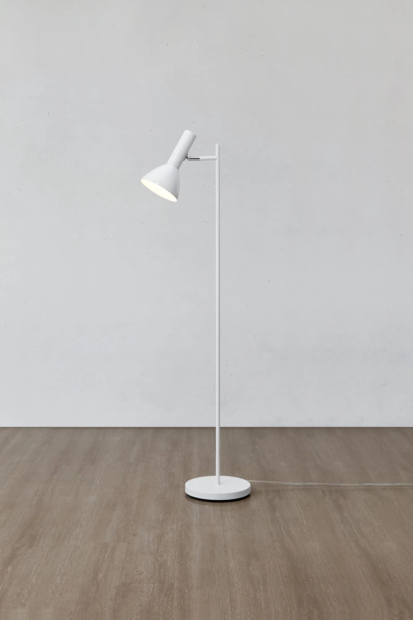 Metro vit golvlampa stilren belysning skandinavisk design | Metro white floor lamp minimalist Scandinavian design | Metro