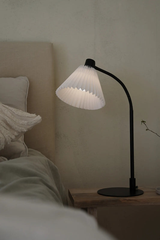 Mira vit bordslampa stilren belysning | Mira white table lamp minimalist | Mira weiß Tischlampe minimalistische Beleuchtung