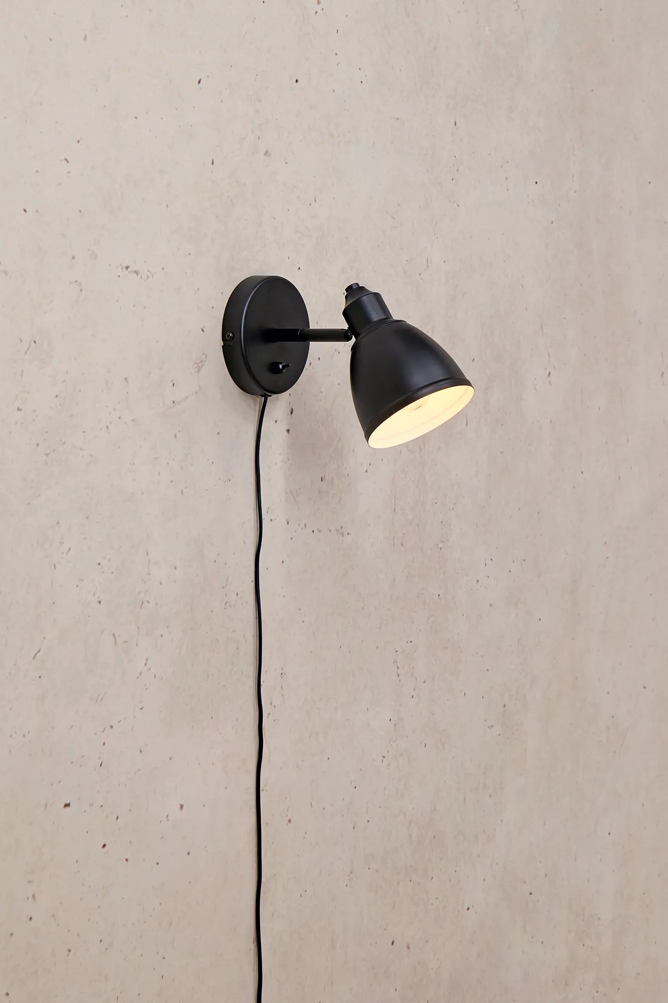 Story svart vägglampa stilren belysning | Story black wall lamp | Story schwarz Wandleuchte minimalistische Beleuchtung