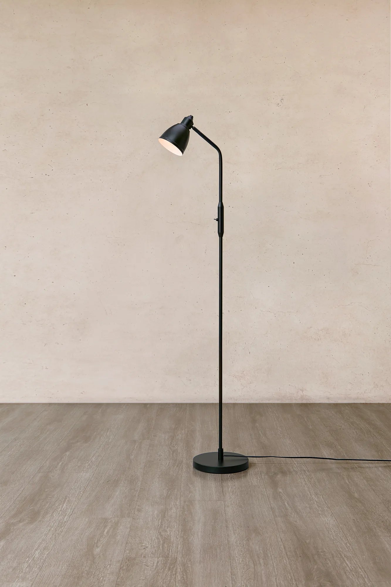 Story svart golvlampa stilren belysning | Story black floor lamp | Story schwarz Stehlampe minimalistische Beleuchtung