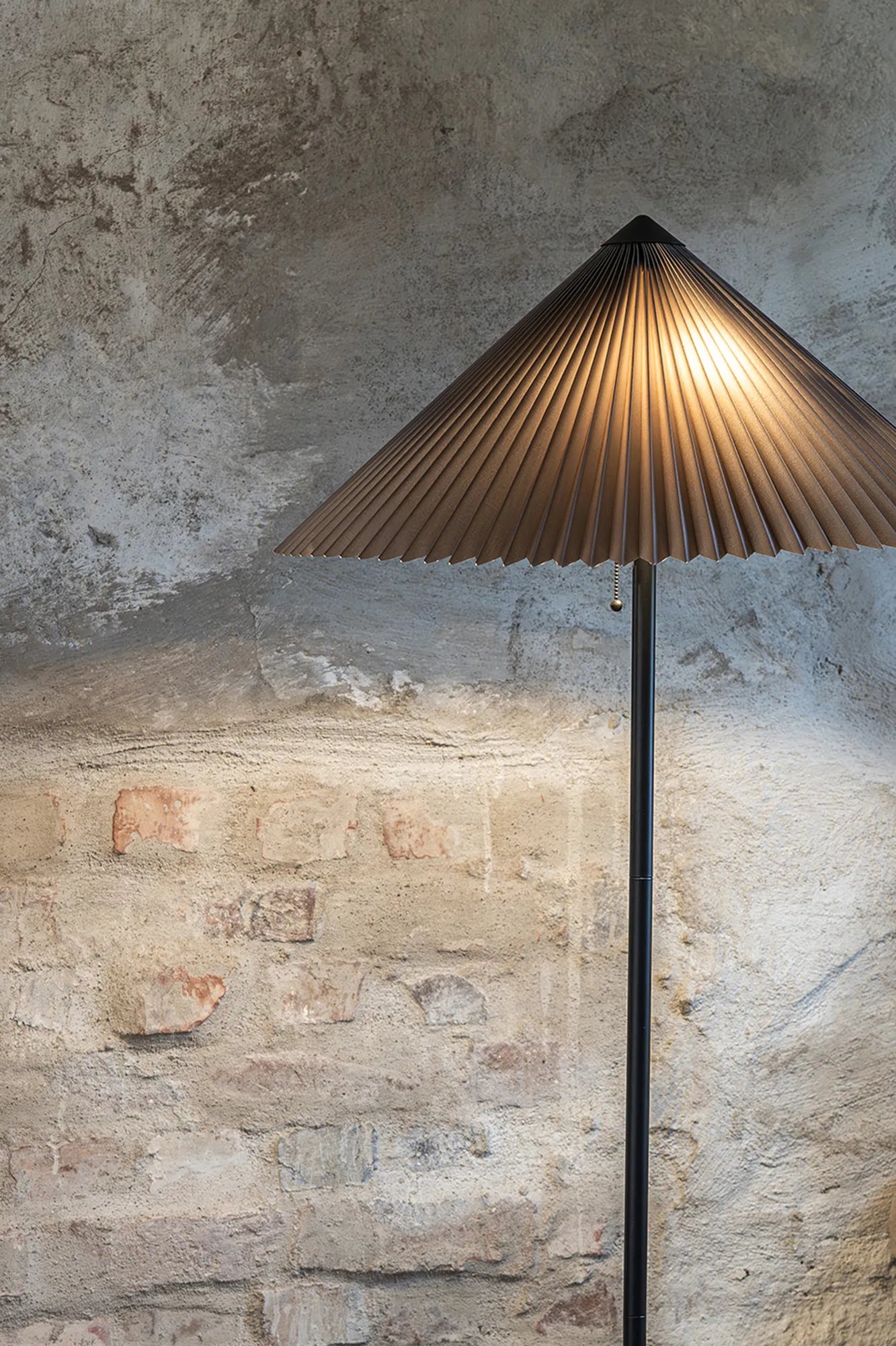 Plisado grå golvlampa skandinavisk design | Plisado grey floor lamp | Plisado grau Stehlampe skandinavisches Design