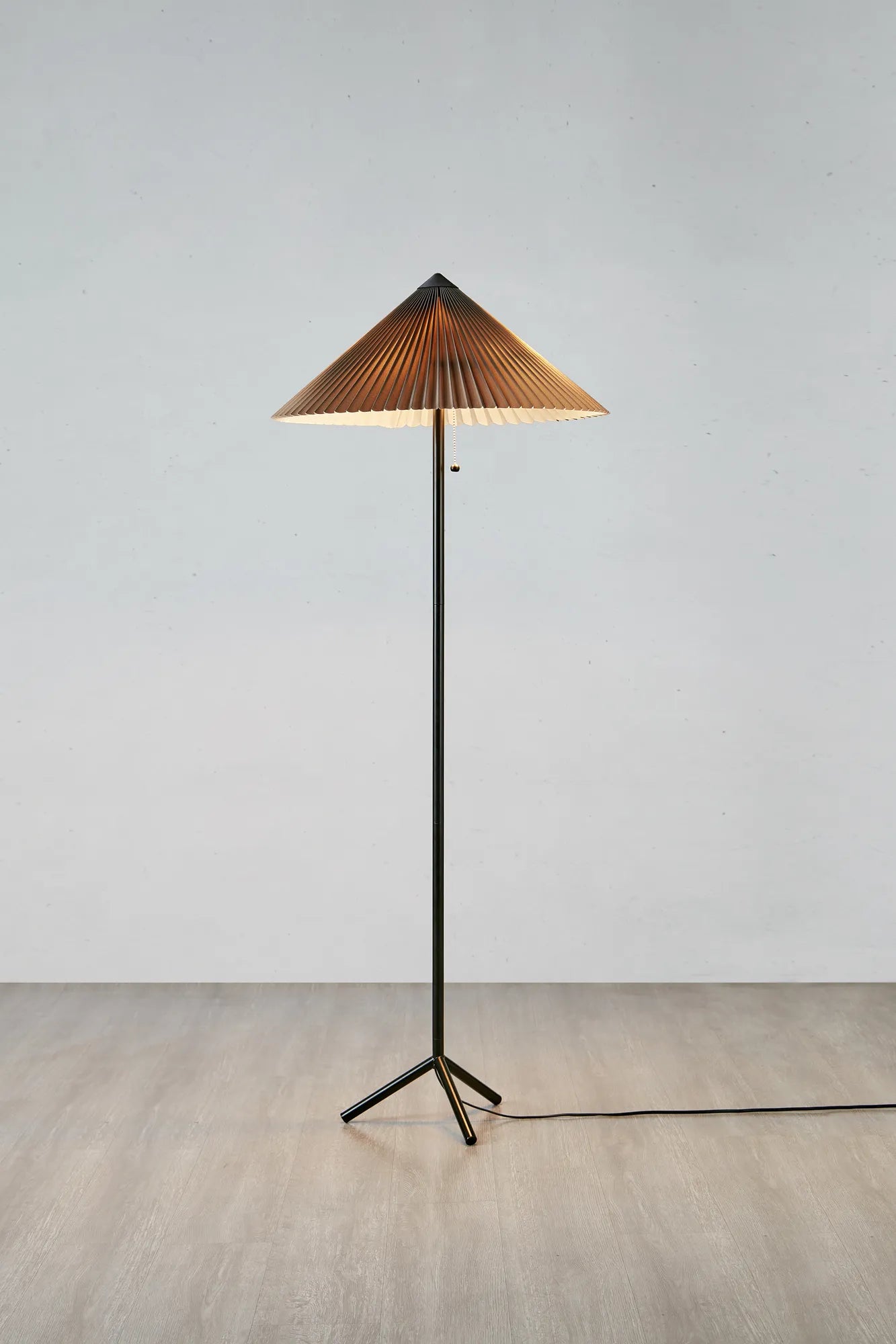Plisado grå golvlampa stilren belysning | Plisado grey floor lamp | Plisado grau Stehlampe minimalistische Beleuchtung