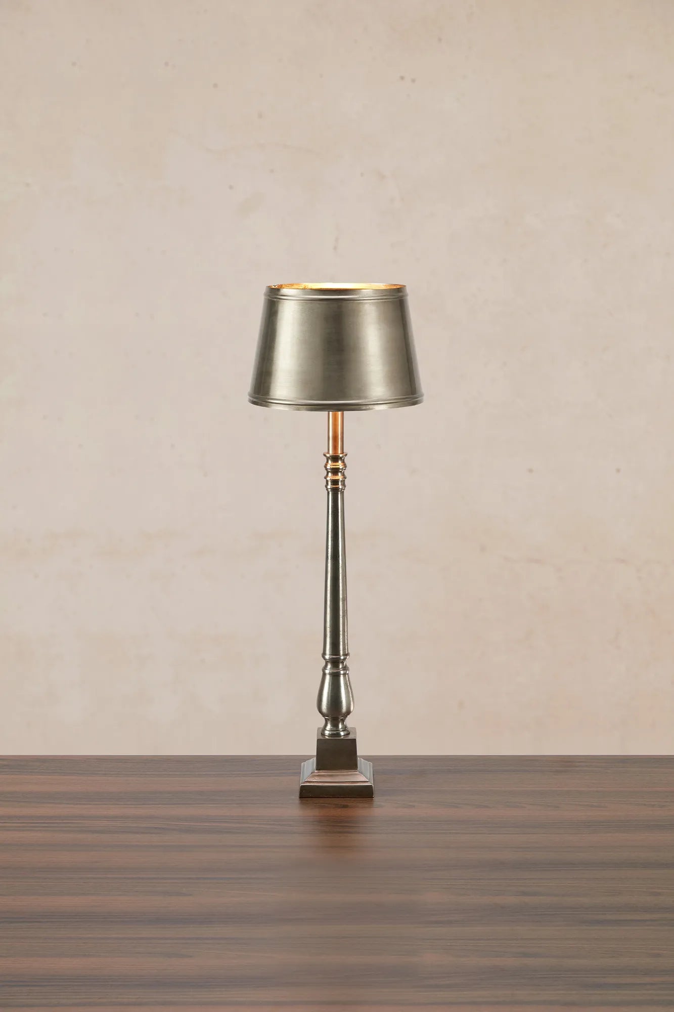 Metallo silver bordslampa stilren belysning | Metallo silver table | Metallo Silber Tischlampe minimalistische Beleuchtung