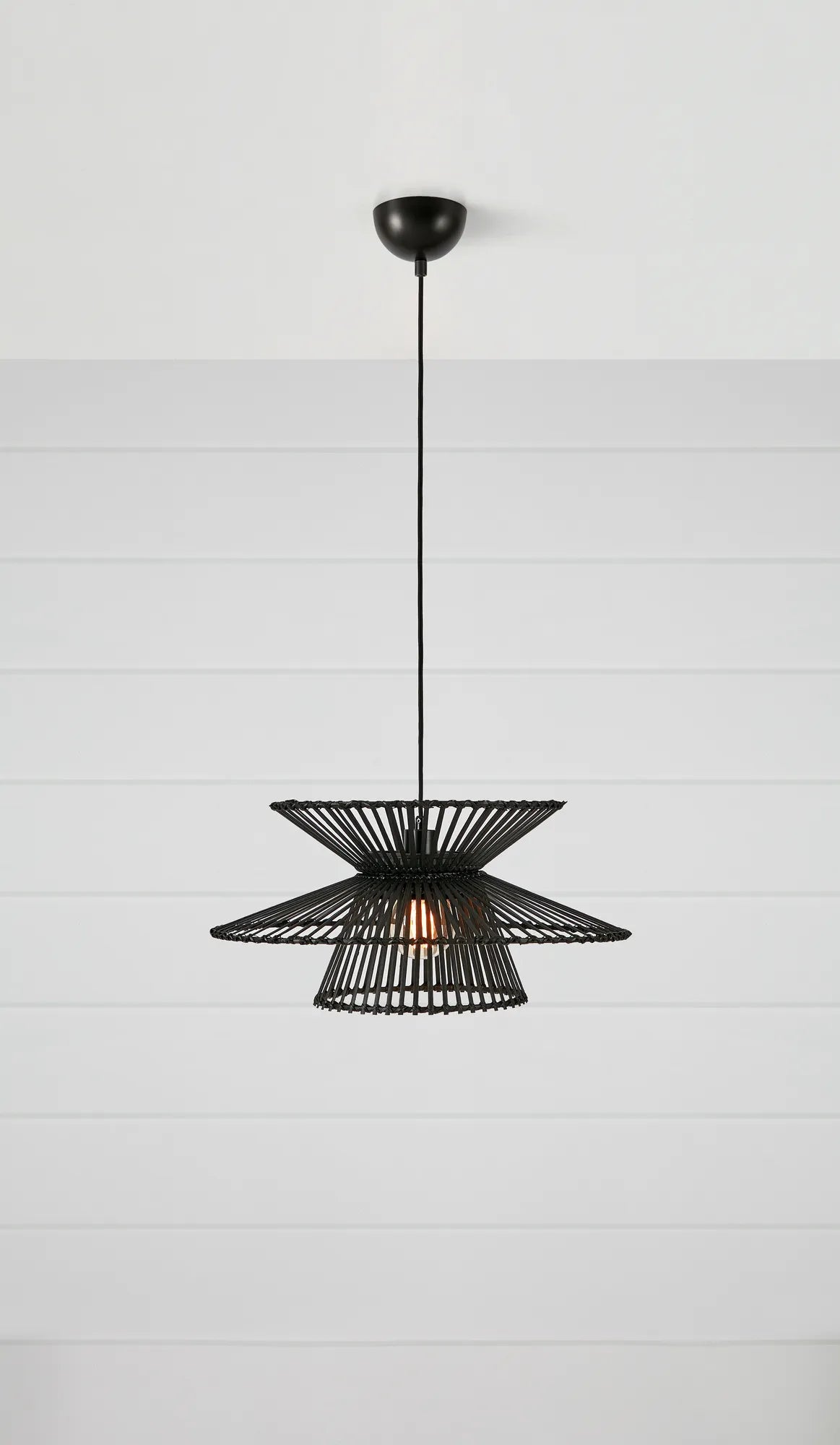 Duplici svart taklampa stilren belysning | Duplici black pendant | Duplici schwarz Pendelleuchte minimalistische Beleuchtung