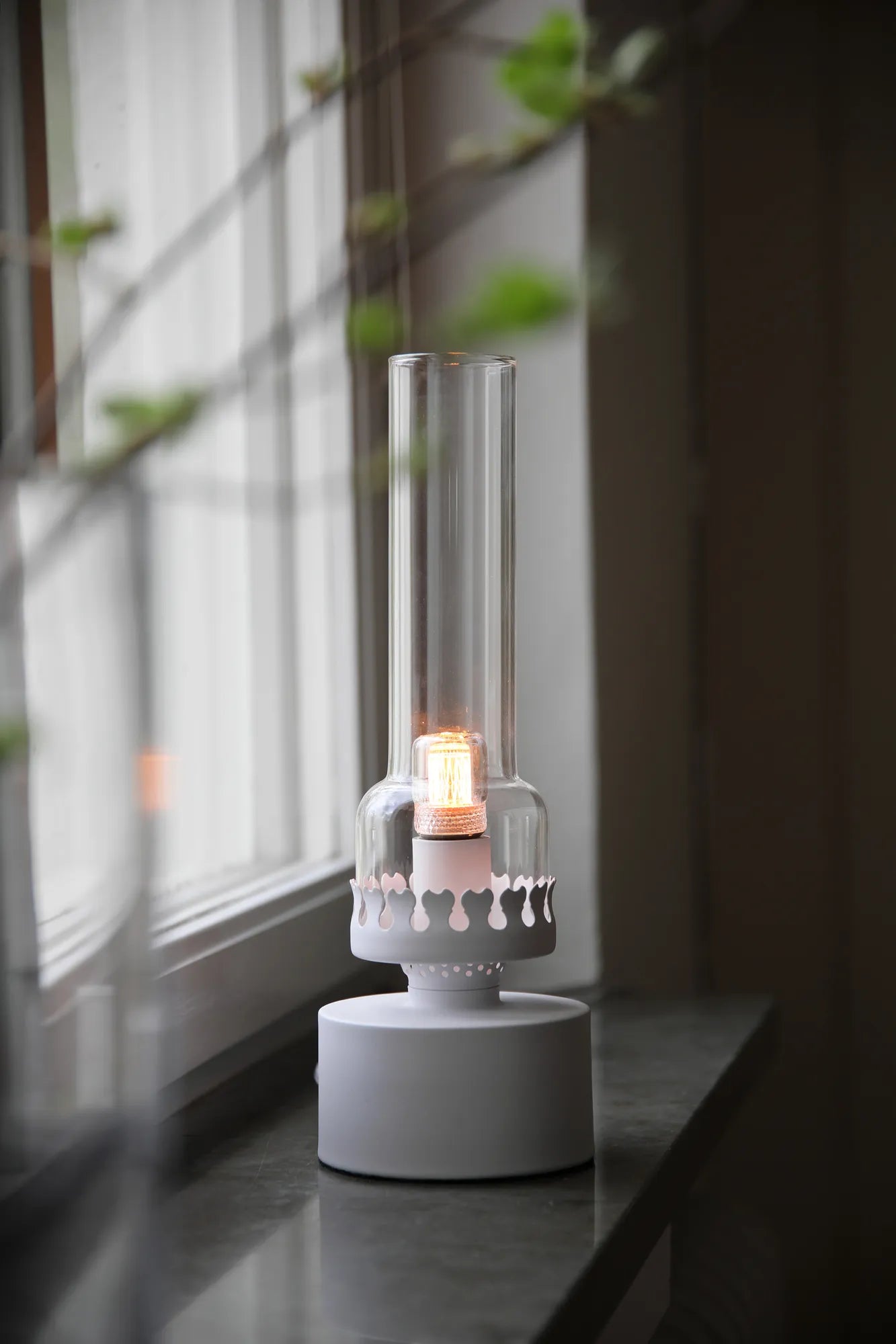 Kandella vit bordslampa stilren belysning | Kandella white table lamp | Kandella weiß Tischlampe minimalistische Beleuchtung