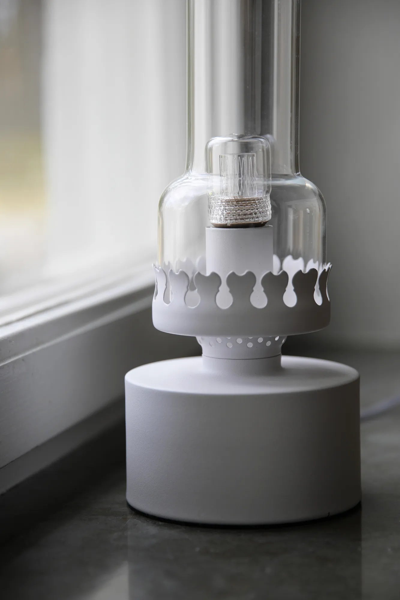 Kandella vit bordslampa skandinavisk design stilren belysning | Kandella white table lamp minimalist lighting | Kandella weiß