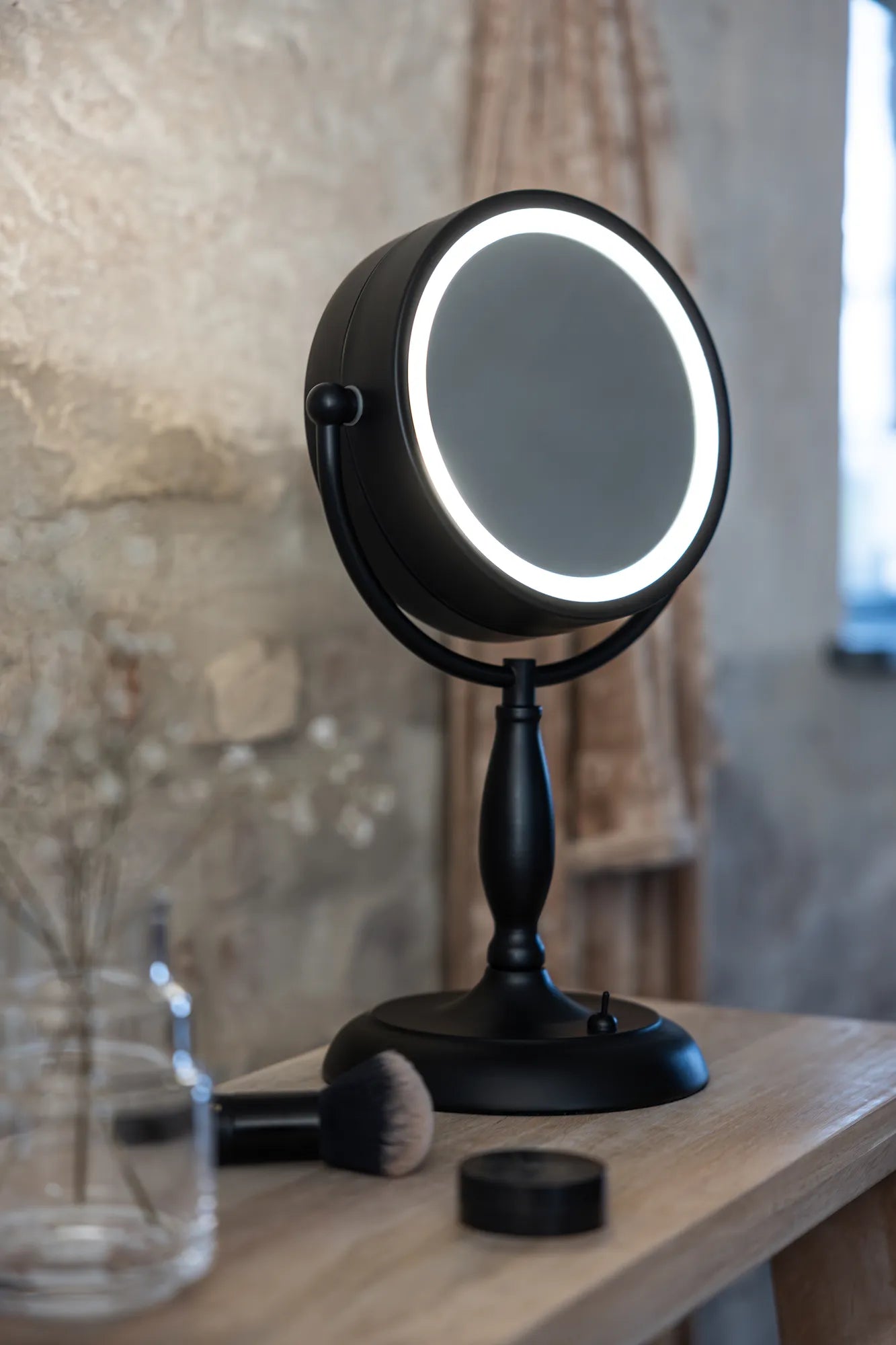 Face svart bordslampa skandinavisk design | Face black table lamp | Face schwarz Tischlampe skandinavisches Design