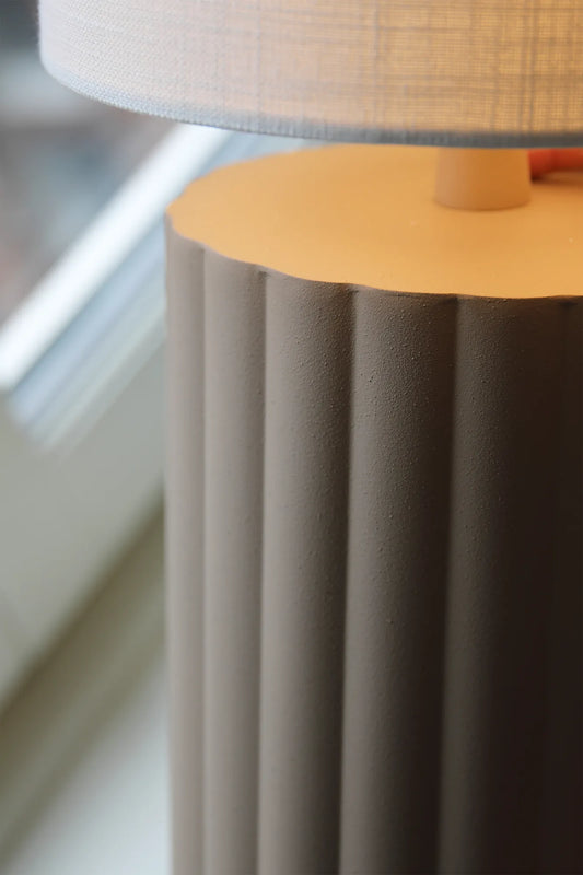 Can beige bordslampa stilren belysning | Can beige table lamp minimalist | Can beige Tischlampe minimalistische Beleuchtung