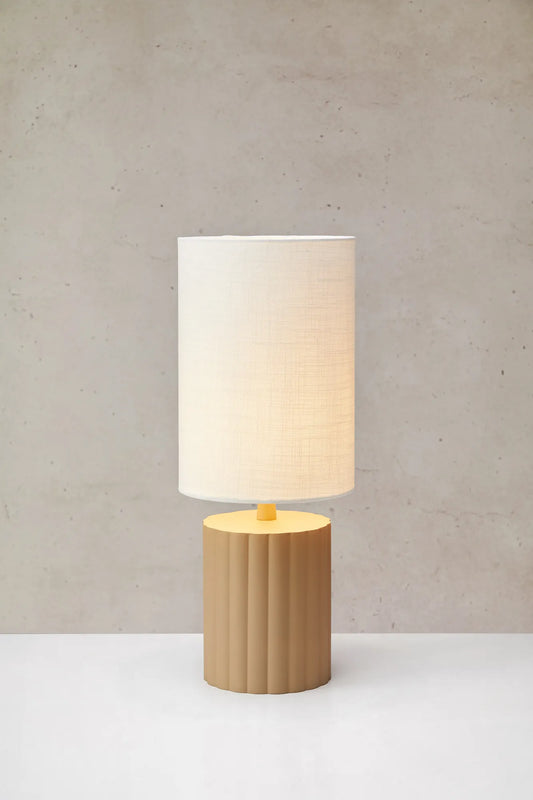 Can beige bordslampa stilren belysning skandinavisk design | Can beige table lamp minimalist Scandinavian design | Can beige