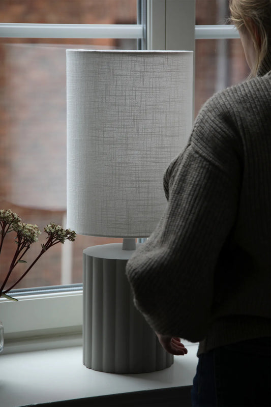 Can vit bordslampa skandinavisk design | Can white table lamp Scandinavian | Can weiß Tischlampe skandinavisches Design