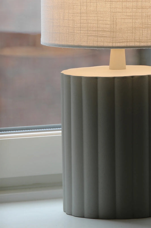 Can vit bordslampa stilren belysning | Can white table lamp minimalist | Can weiß Tischlampe minimalistische Beleuchtung