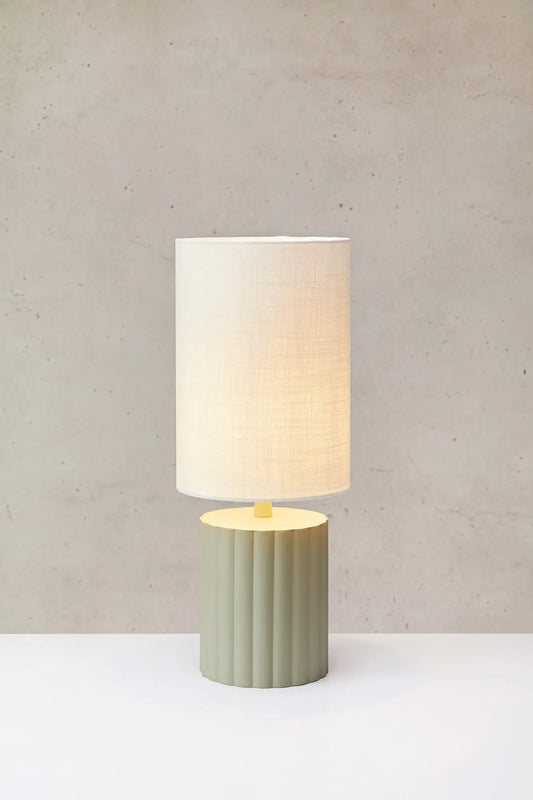 Can vit bordslampa stilren belysning skandinavisk design | Can white table lamp minimalist Scandinavian design | Can weiß