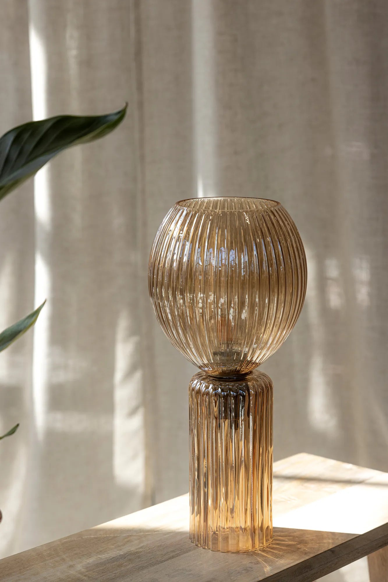 Toulipa bärnsten bordslampa belysning | Toulipa amber table lamp | Toulipa Bernstein Tischlampe