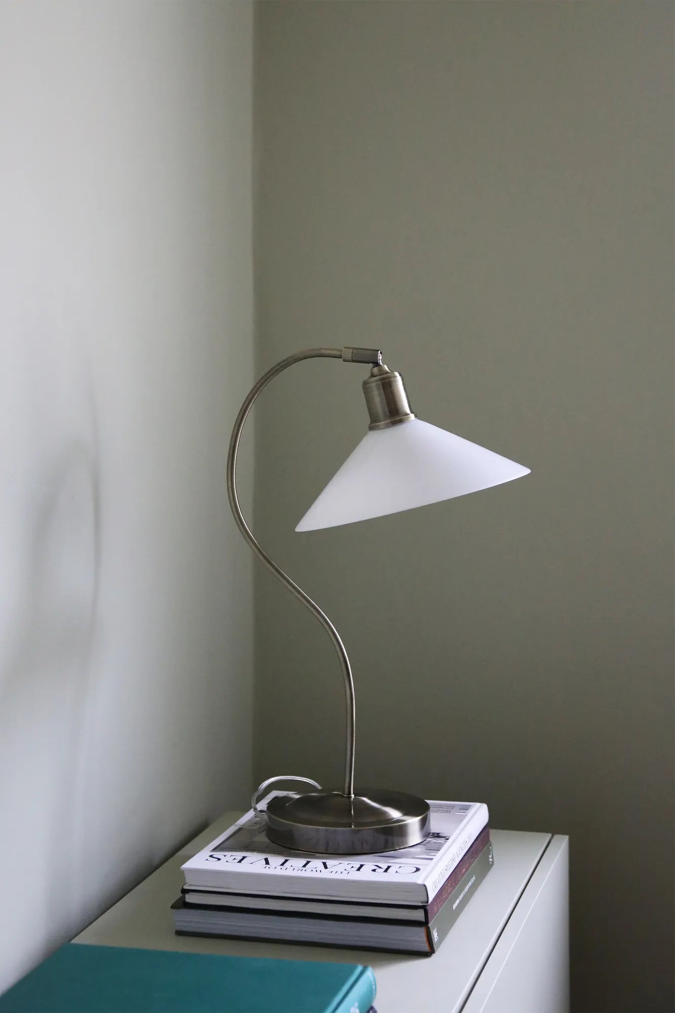 Vela vit bordslampa belysning | Vela white table lamp | Vela weiß Tischlampe