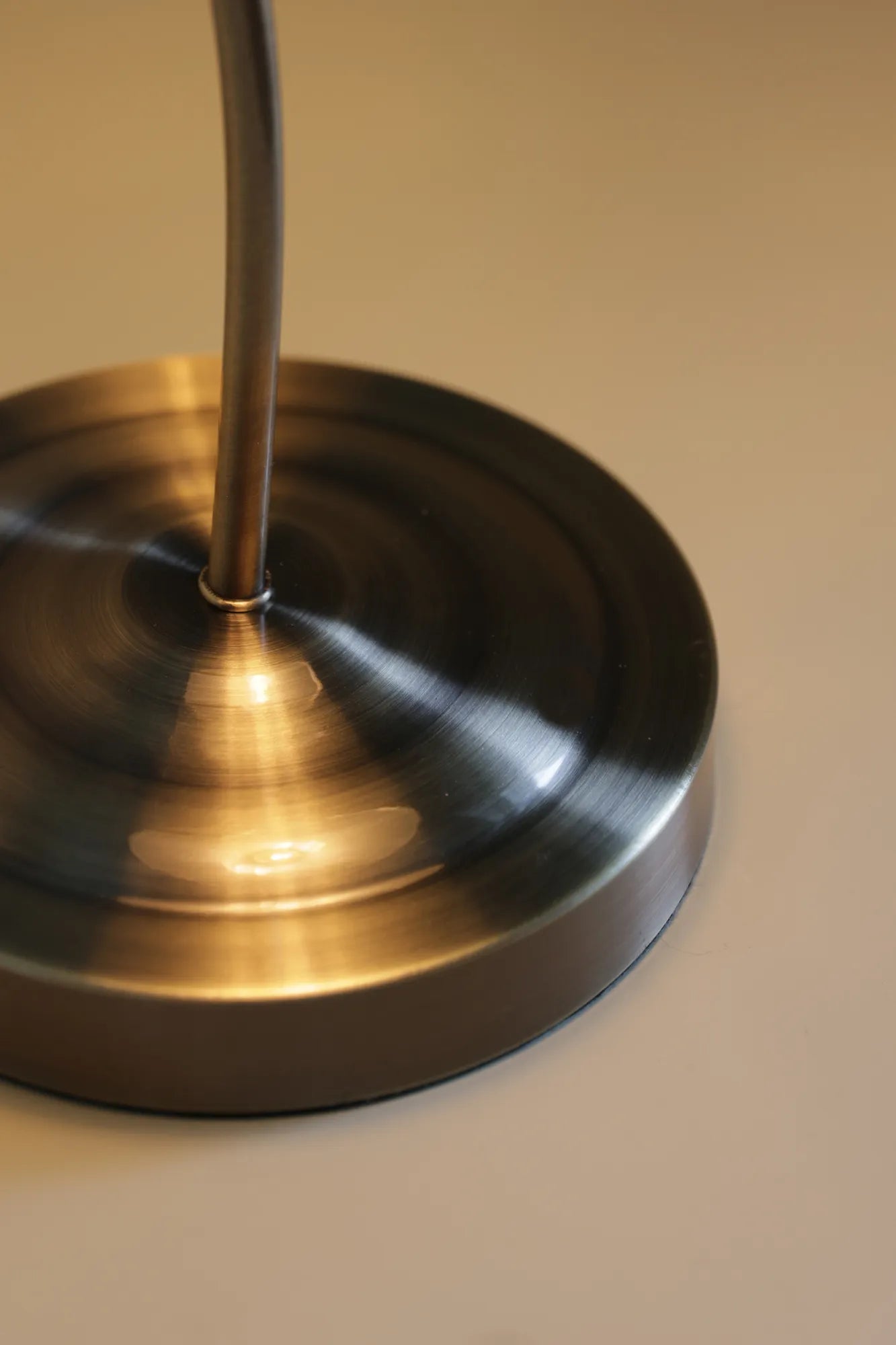 Vela vit bordslampa stilren belysning | Vela white table lamp minimalist | Vela weiß Tischlampe minimalistische Beleuchtung