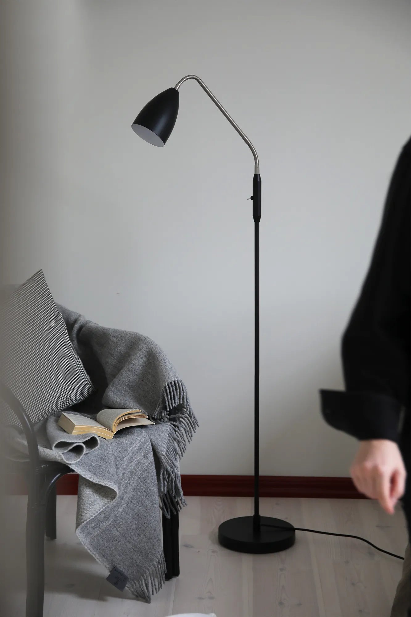 Patro svart golvlampa belysning | Patro black floor lamp | Patro schwarz Stehlampe