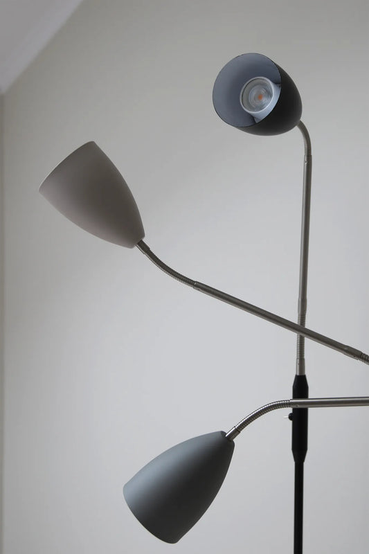 Patro svart golvlampa svensk design | Patro black floor lamp Swedish design | Patro schwarz Stehlampe schwedisches Design