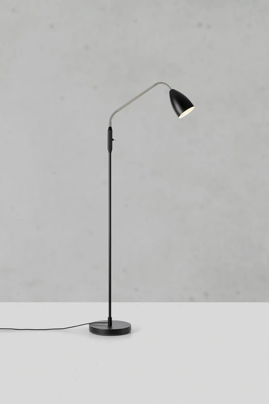 Patro svart golvlampa stilren belysning | Patro black floor lamp | Patro schwarz Stehlampe minimalistische Beleuchtung