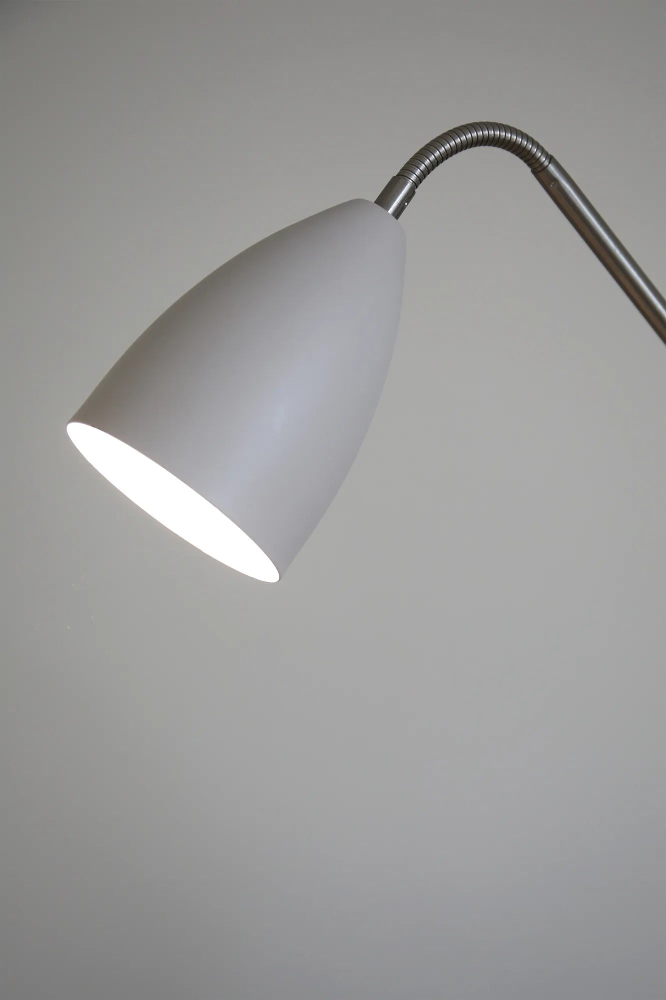 Patro beige golvlampa stilren belysning | Patro beige floor lamp | Patro beige Stehlampe minimalistische Beleuchtung