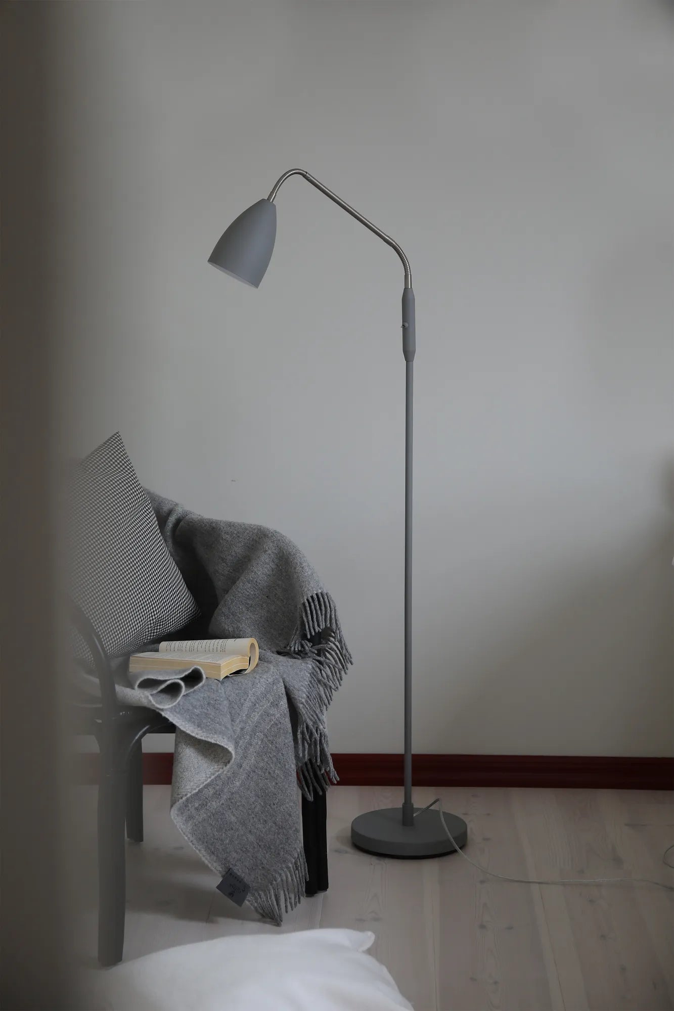 Patro grå golvlampa skandinavisk design | Patro grey floor lamp Scandinavian | Patro grau Stehlampe skandinavisches Design