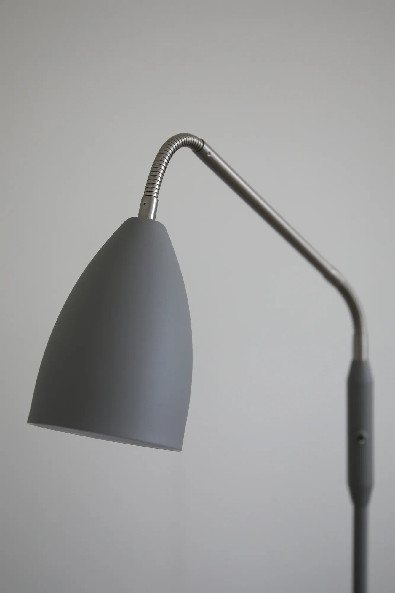 Patro grå golvlampa stilren belysning | Patro grey floor lamp minimalist | Patro grau Stehlampe minimalistische Beleuchtung
