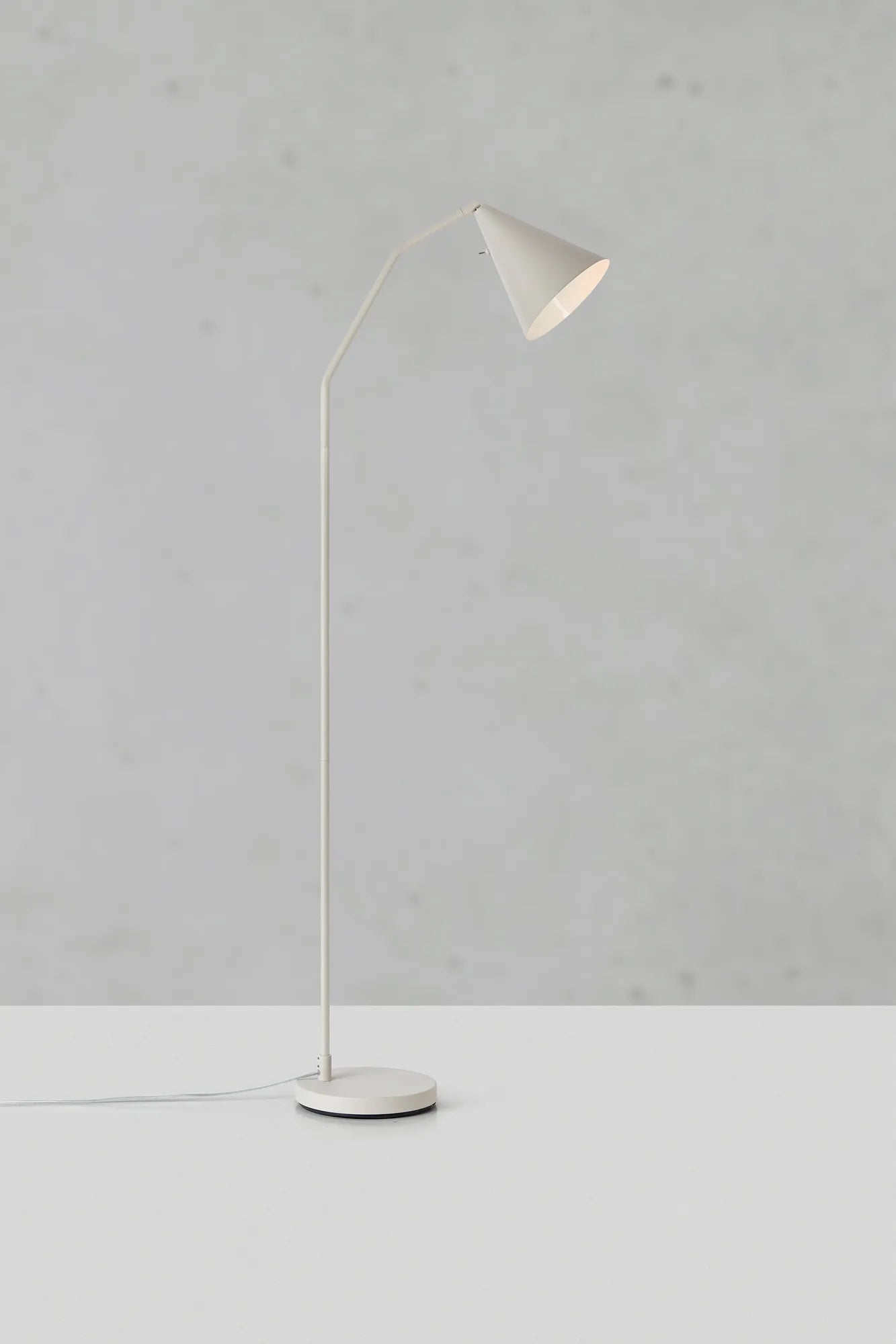 Funil beige golvlampa stilren belysning skandinavisk design | Funil beige floor lamp Scandinavian design | Funil beige