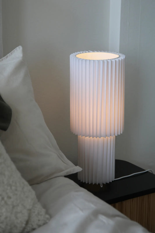 Catis vit bordslampa 45 cm stilren belysning | Catis white table lamp | Catis weiß Tischlampe minimalistische Beleuchtung