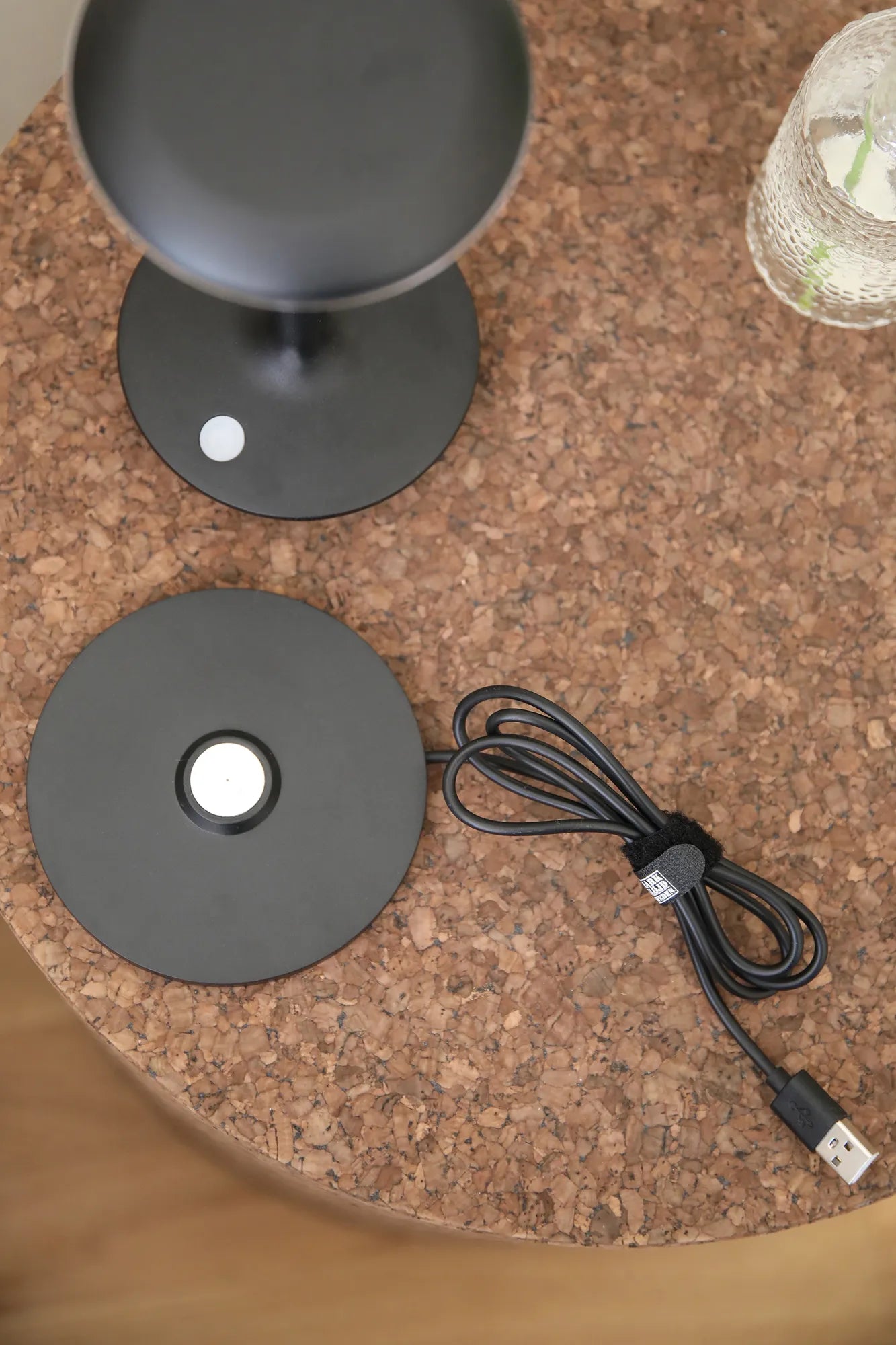 Petit svart lampa stilren belysning | Petit black lamp minimalist lighting | Petit schwarz Lampe minimalistische Beleuchtung