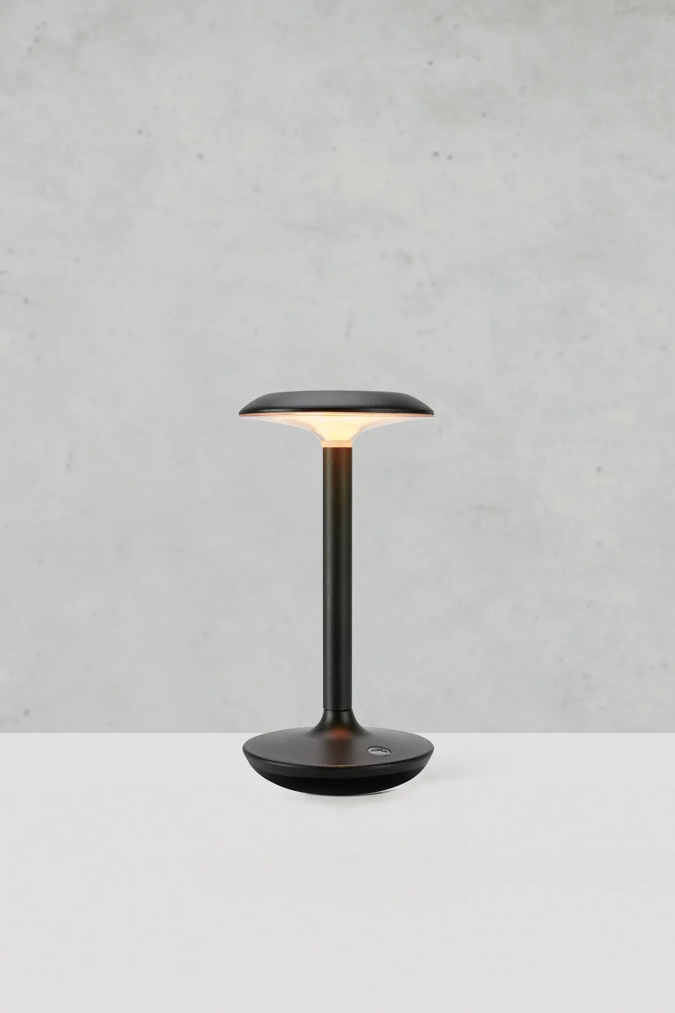 Petit svart lampa stilren belysning skandinavisk design | Petit black lamp minimalist lighting Scandinavian design | Petit