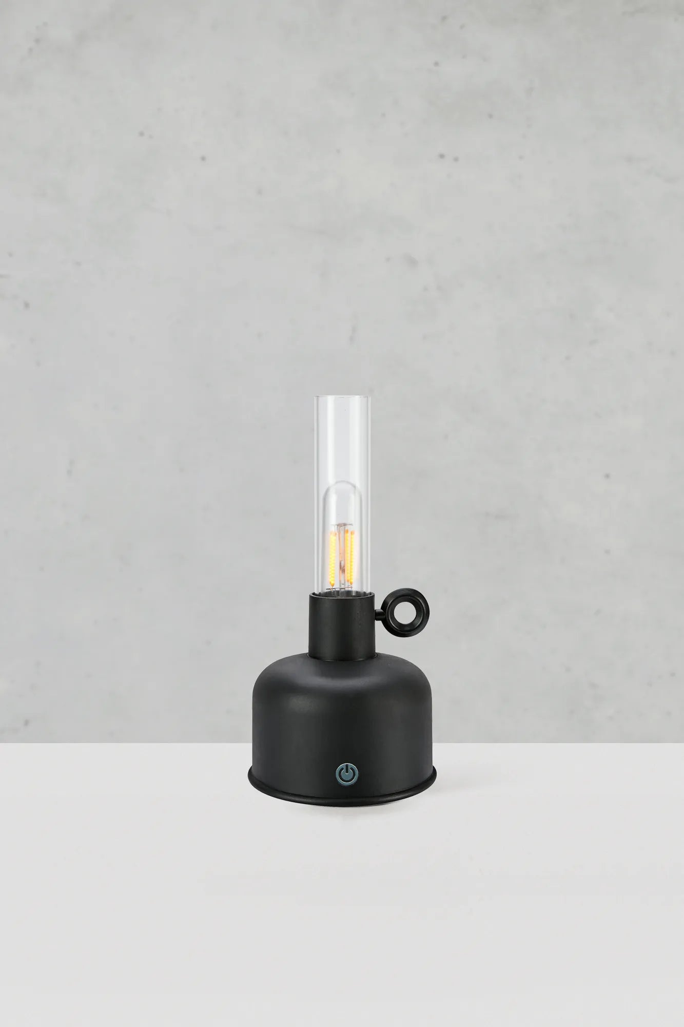 Astrid svart lampa stilren belysning | Astrid black lamp minimalist | Astrid schwarz Lampe minimalistische Beleuchtung