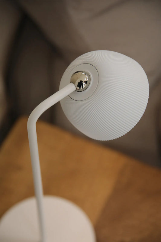 Diverse vit bordslampa svensk design | Diverse white table lamp Swedish design | Diverse weiß Tischlampe schwedisches Design