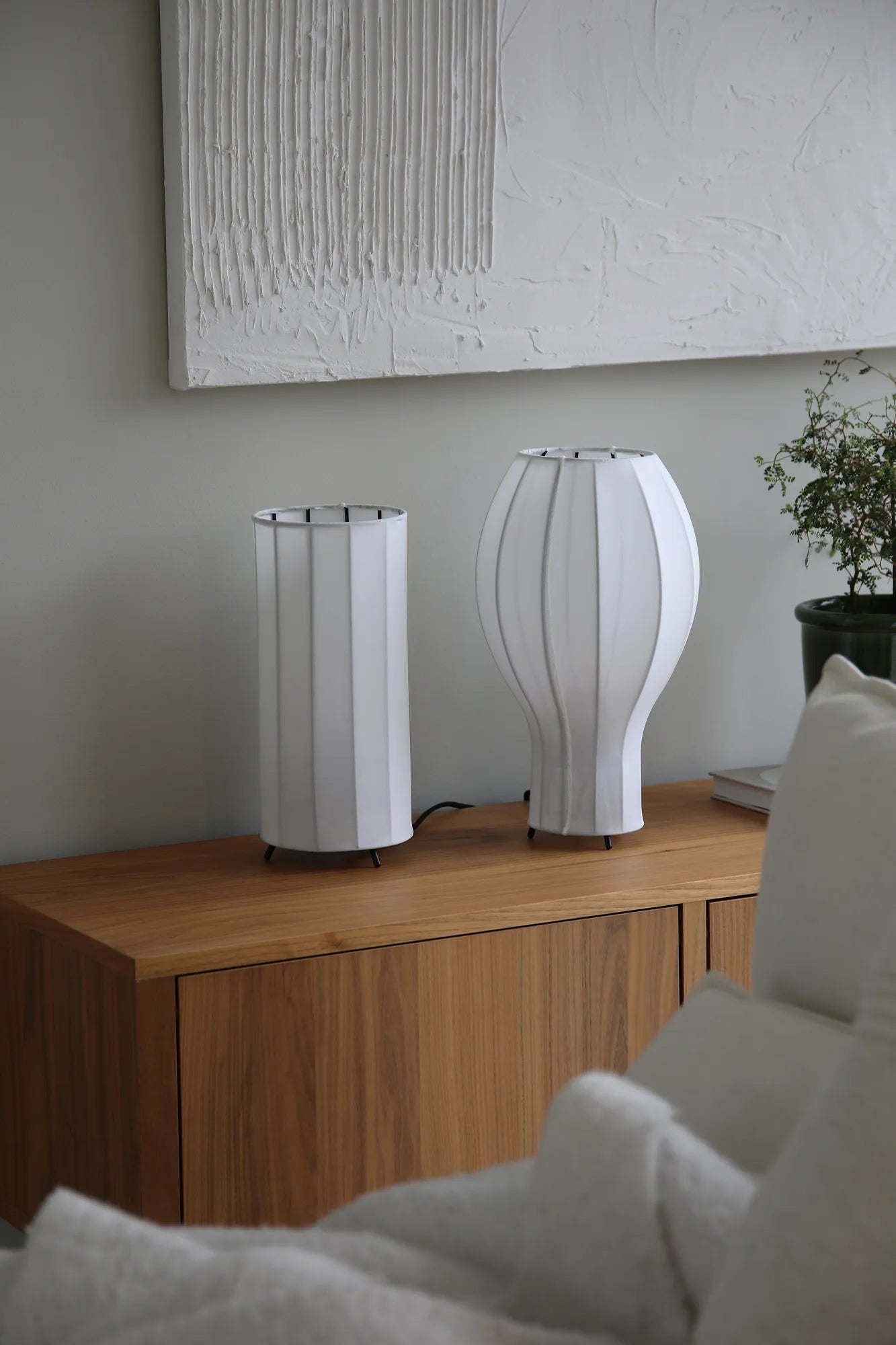 Globo vit bordslampa stilren belysning | Globo white table lamp | Globo weiß Tischlampe minimalistische Beleuchtung