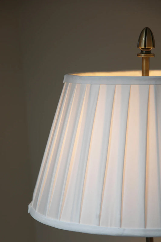 Oxford mässing golvlampa skandinavisk design stilren belysning | Oxford brass floor lamp minimalist lighting | Oxford Messing