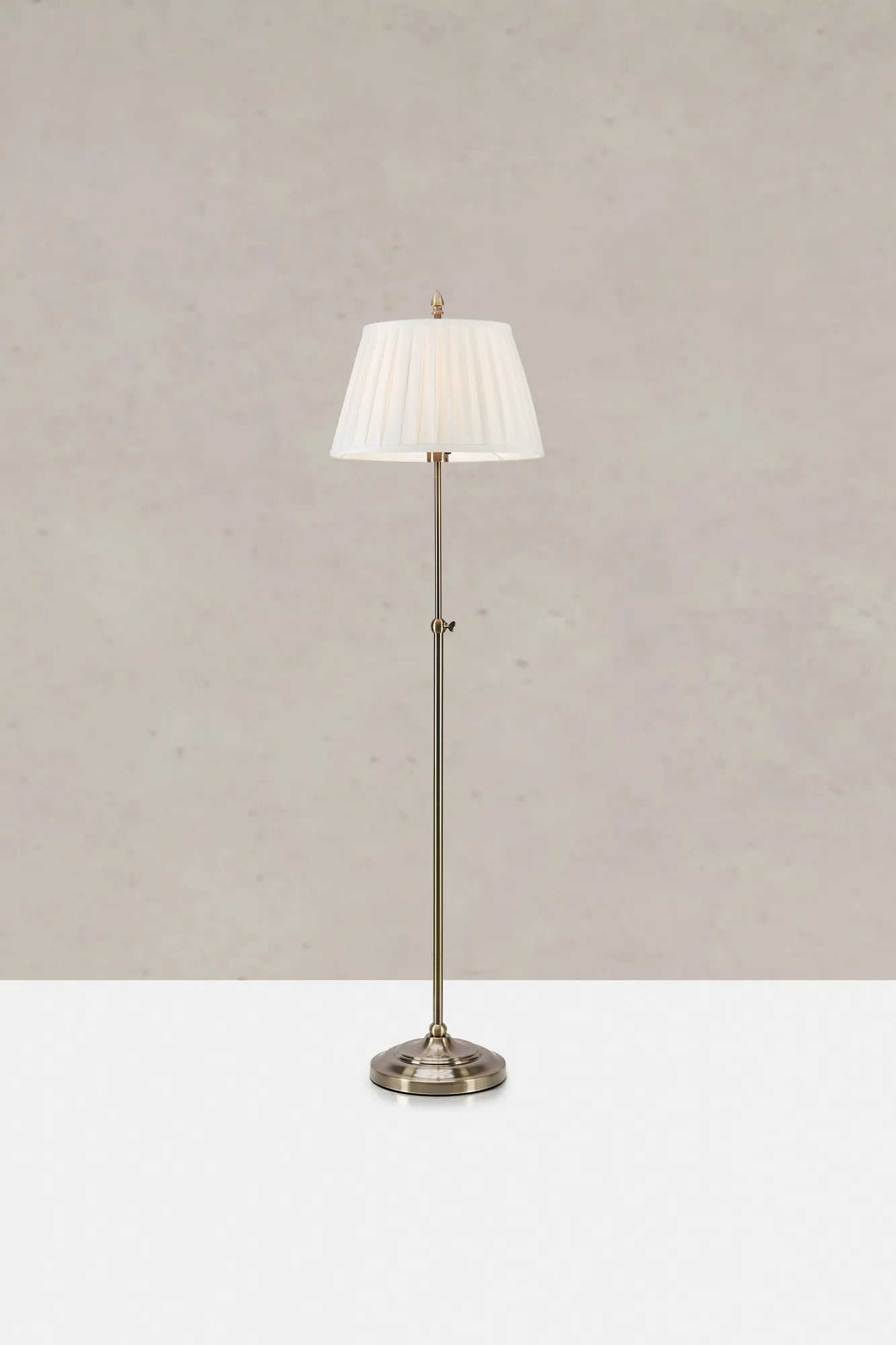 Oxford mässing golvlampa stilren belysning skandinavisk design | Oxford brass floor lamp Scandinavian design | Oxford Messing