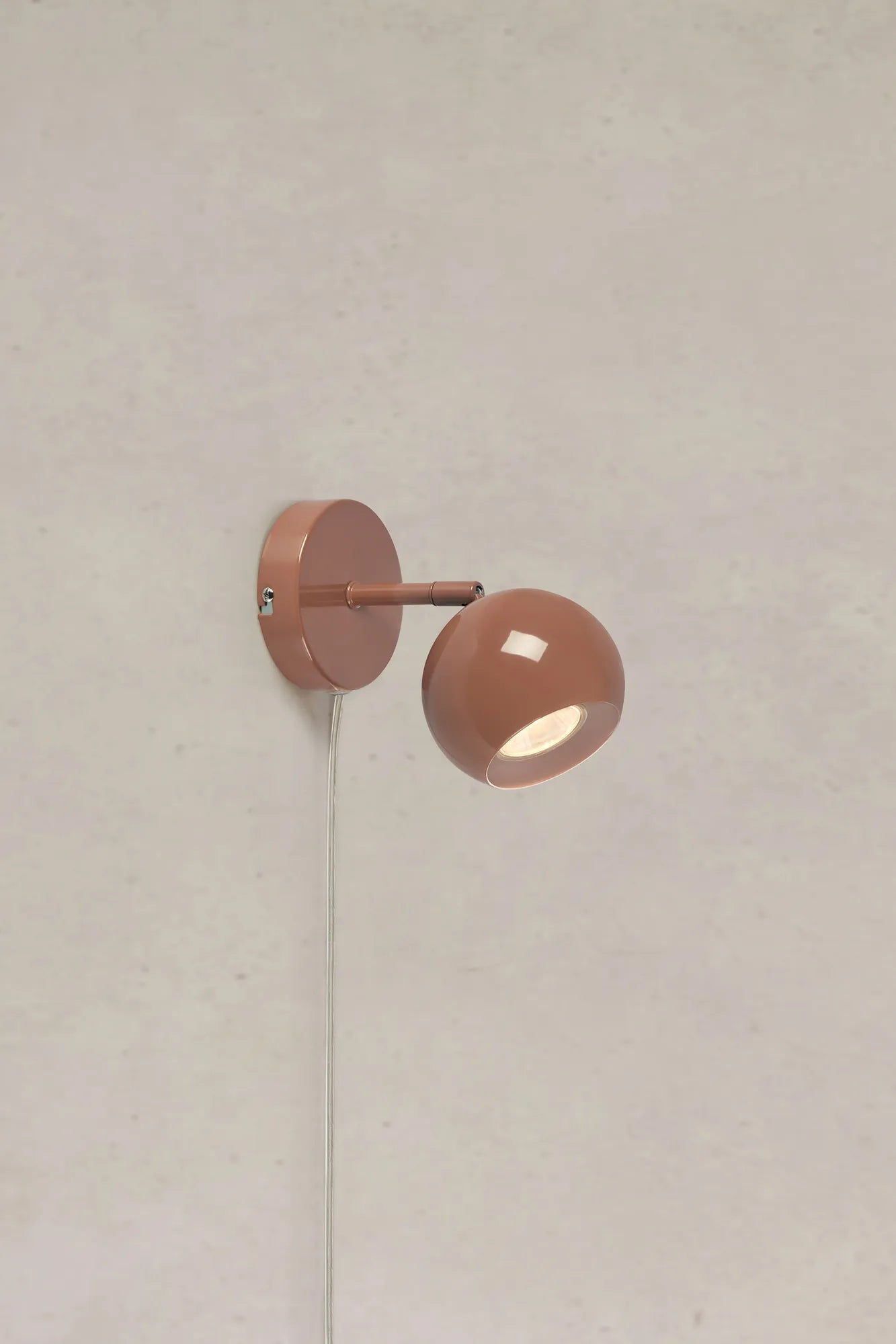 Pop brun vägglampa stilren belysning | Pop brown wall lamp minimalist | Pop braun Wandleuchte minimalistische Beleuchtung