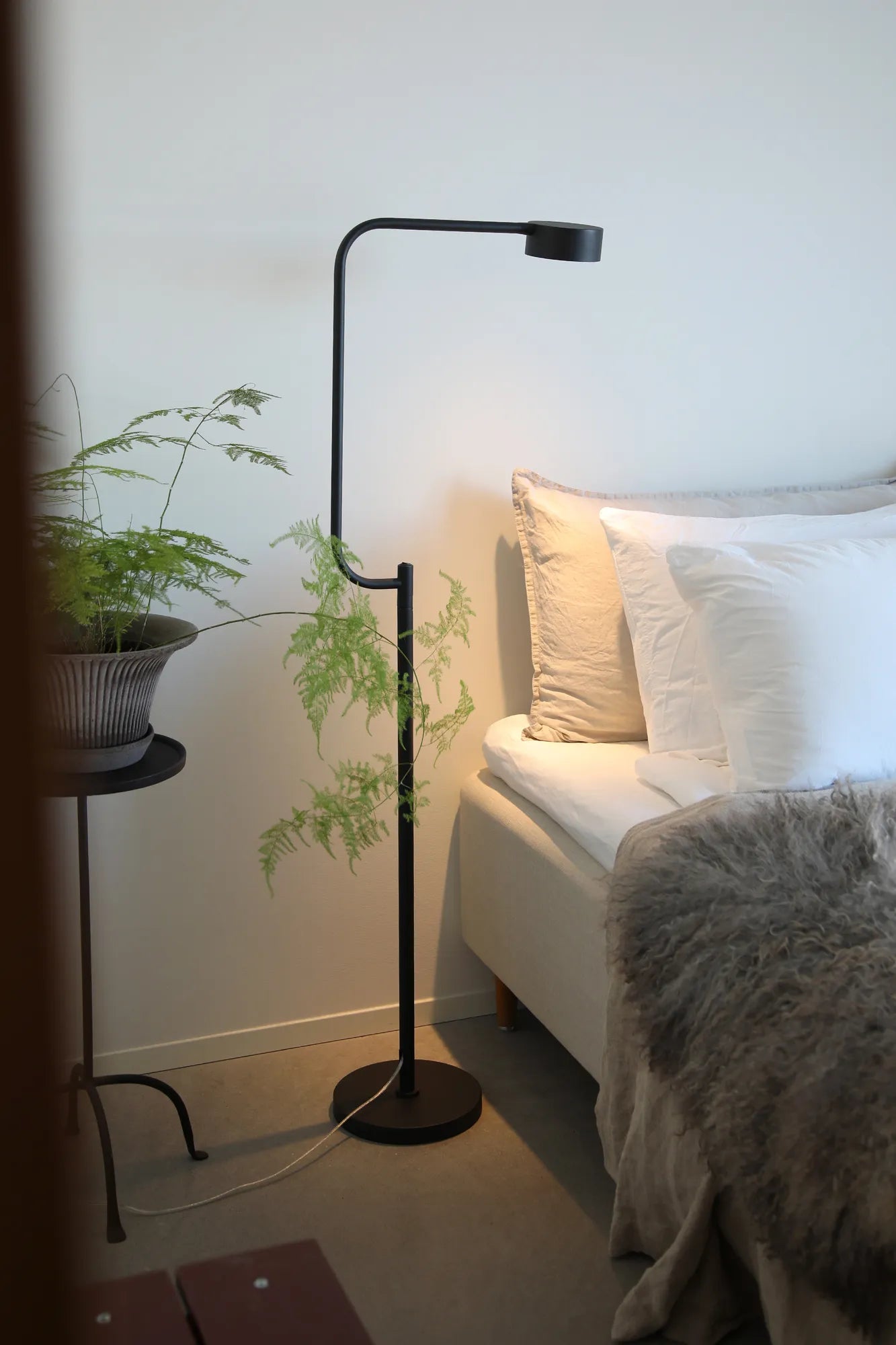 Hugo Floor Lamp Black