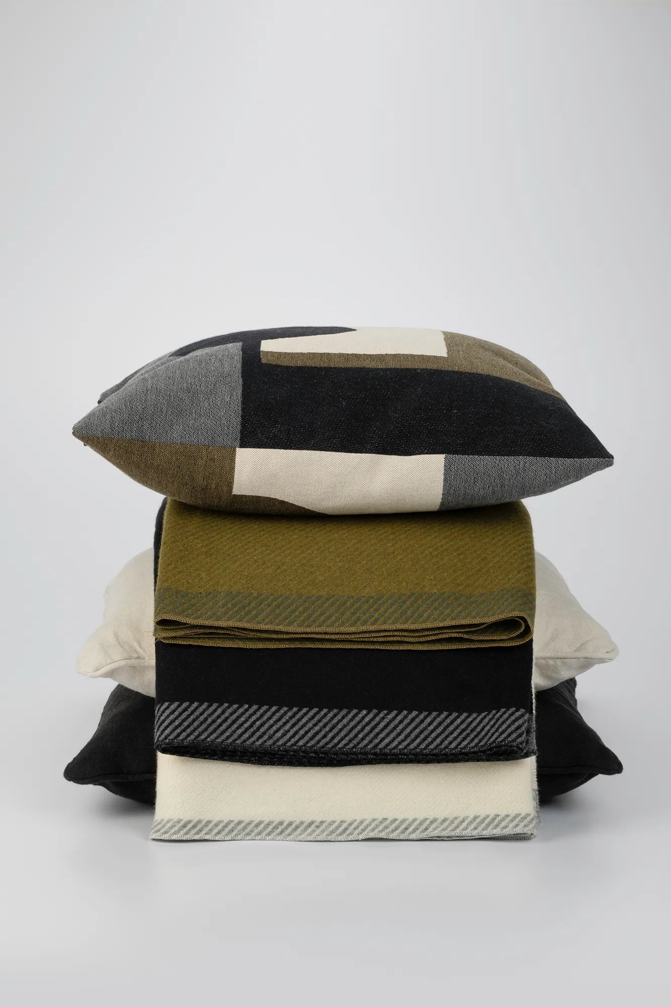 Fröja grön pläd 180 cm skandinavisk design | Fröja green throw blanket | Fröja grün Wohndecke skandinavisches Design