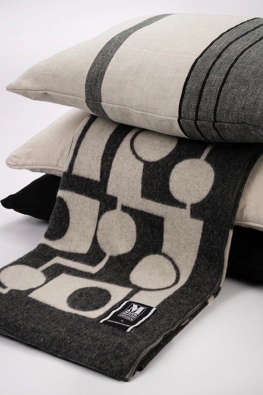 Randi vit kudde 60 cm stilren belysning | Randi white cushion minimalist | Randi weiß Kissen minimalistische Beleuchtung